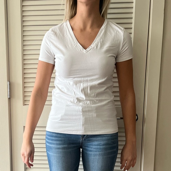 DIVIDEN white v-neck - Picture 2 of 6